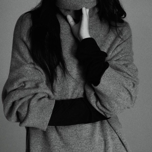 H&M Oversized Cashmere Turtleneck Sweater - Picture 2 of 7